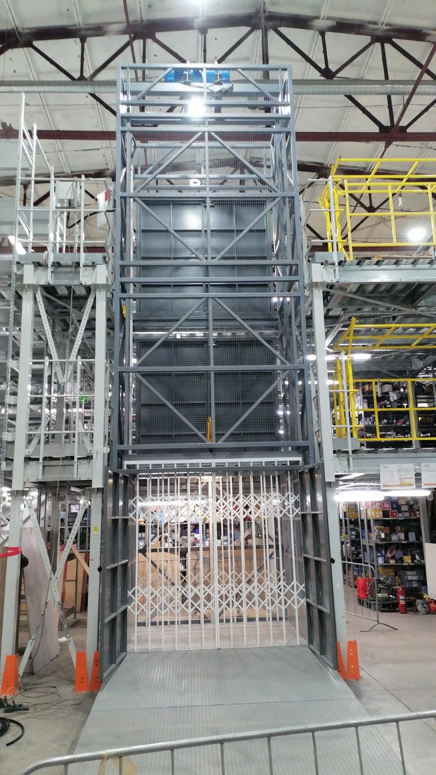 Грузовой подъемник в металлокаркасной шахте, 2000 кг (Уфа, Складской комплекс)