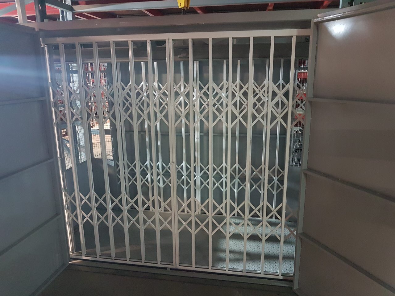 Подъемник грузовой в металлокаркасной шахте, г/п 1000 кг, Апаринки