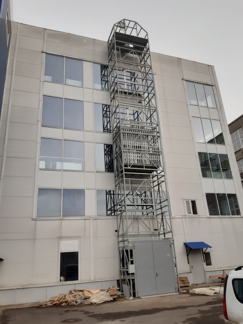 Подъемник грузовой в металлокаркасной шахте, 1500 кг, Спб