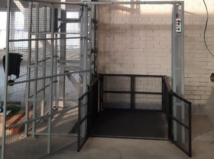 Грузовой подъемник с ограждением на складе